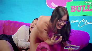 UNE BRUNE CHAUDE BAISE UNE JEUNE FILLE TATOUÉE XVIDEOS