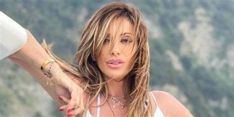 Los Espectaculares A Os De Sabrina La Sex Symbol Italiana Que Marc A Toda Una Generaci N Y