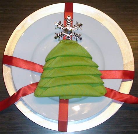 How to Make Christmas Tree Napkin Fold - Step by step (Tutorial) - K4 Craft