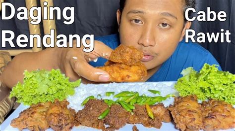 Makan Daging Rendang Bakwan Jagung Dan Lalpan Cabe Rawit Selada