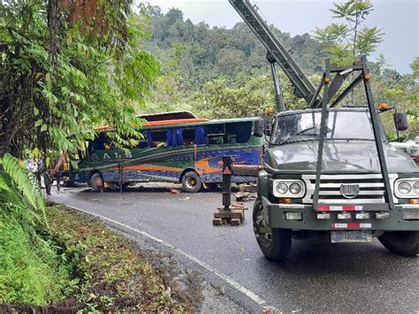 Crane Evakuasi Bus Als Yang Kecelakaan Di Malalak Kata Sumbar