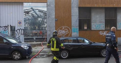 Incendio In Un Capannone Abbandonato A Milano Era Usato Come Rifugio