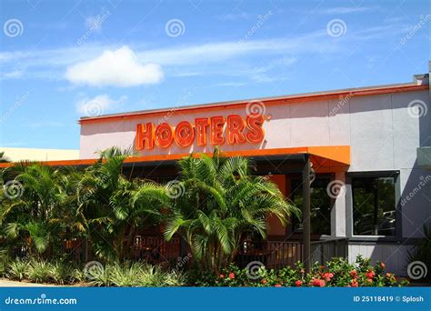 Hooters Restaurant Editorial Stock Image Image Of Girls 25118419