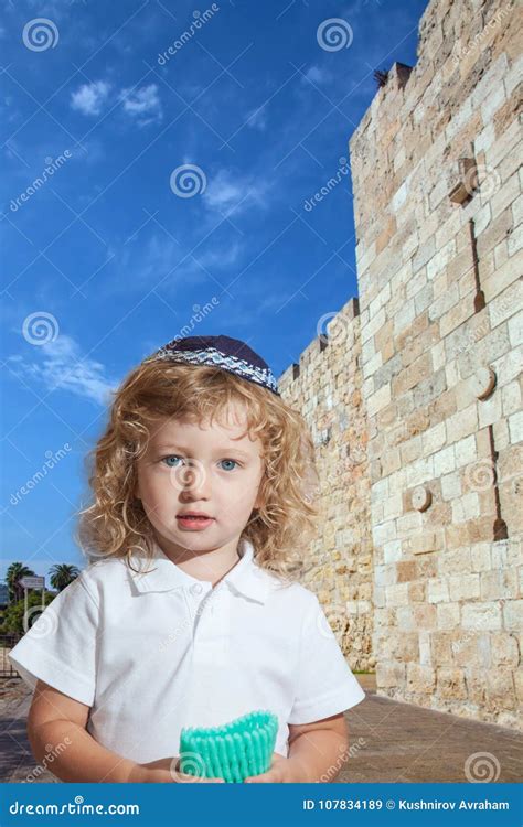 Leuke Jongen Met Blonde Krullen Bij Muren Van Jeruzalem Stock Afbeelding Afbeelding Bestaande