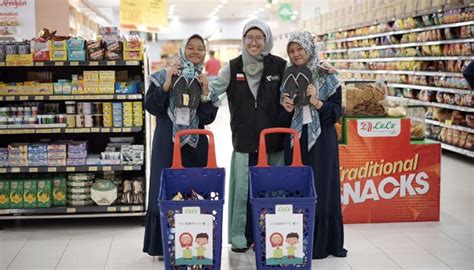 Belanja Bareng Yatim Dhita Belikan Sendal Untuk Sahabat