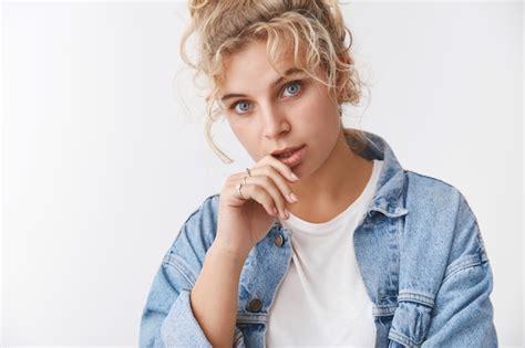Élégant Millénaire Attrayant Fille Blonde Aux Cheveux Bouclés Yeux Bleus Tête Inclinable Regard