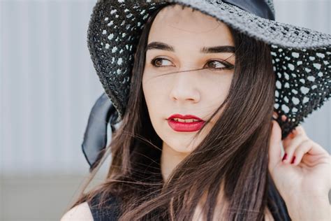 Brunette Mädchen stand draußen posiert Kostenlose Foto