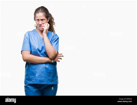 Jeune brunette girl wearing médecin ou chirurgien infirmière uniforme sur fond isolé à souligné