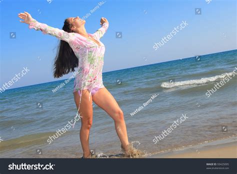 Sexy Bikini Model Posing On Beach Foto Stok 93425095 Shutterstock
