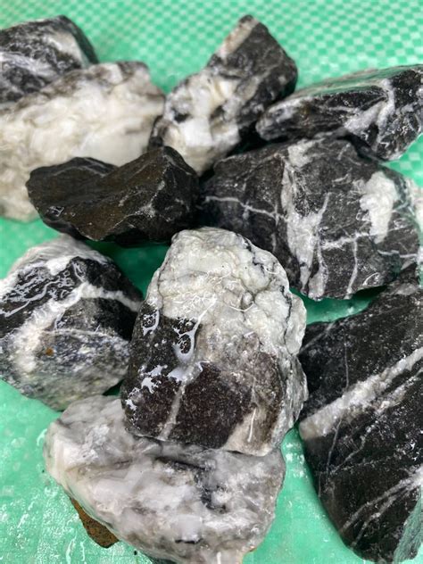 Мрамор черный (благородный), фракция 20-40 мм., 1 кг - купить с ...