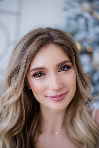 Cerrar Hermosa Chica Rubia Rizada Con Maquillaje Nude Foto Premium