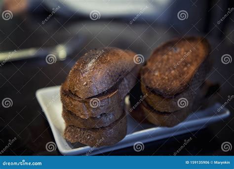 Juego De Rodajas De Pan Tostado En La Mesa Foto De Archivo Imagen De