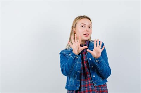 Jeune Femme Blonde Charmante Isolée Photo Gratuite