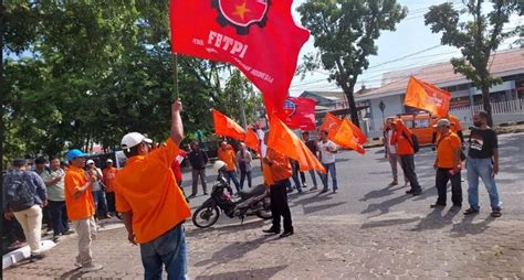 Peringati May Day Buruh Datangi Dprd Sumbar Top Satu