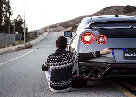 Hot girl Sài Gòn tên lạ Vương Hoàng Mai Diz sở hữu dàn siêu xe khủng là ai