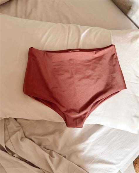 Biquíni calcinha hot pants cobre da vovó Mirela Lingerie perfeita é aqui