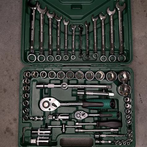 Характеристики Набор инструментов для автомобиля и дома в чемодане, 61 ...