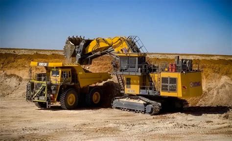 The World S Largest Rigid Mining Truck Rolls Off The Assembly Line In