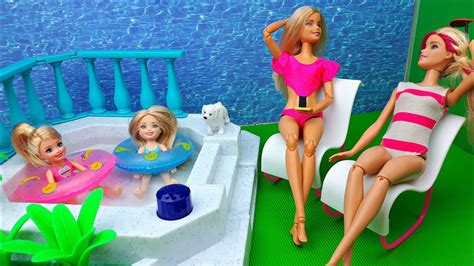 БАРБИ собралась в БАССЕЙН. Купальники для кукол - YouTube