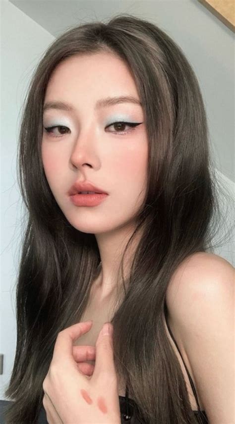 Khám phá trào lưu trang điểm mắt xanh dương Douyin siêu lạ và siêu hot hiện nay