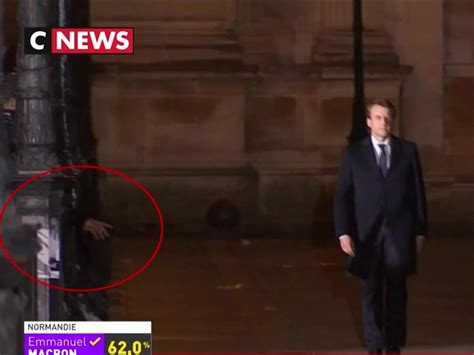 Emmanuel Macron Au Louvre En Marche Mais Pas Tout Seul Closer