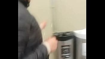 Le doy arrimón y ella me agarra la verga en público Casero real XVIDEOS