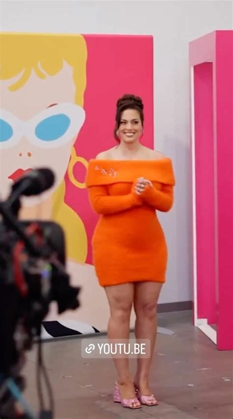 Worlds Sexiest Woman Ashley Graham Flaunts Figure In Curve Hugging