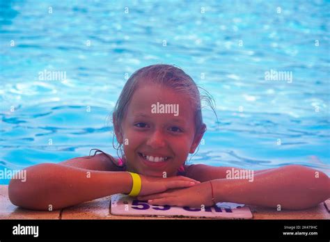 Attractive teenage girl in bikini Fotos und Bildmaterial in hoher Auflösung Alamy