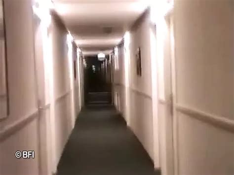 Une blonde à forte poitrine se masturbe et une brune se rase dans la salle de bain xHamster