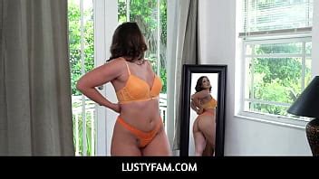 LustyFam La belle mère MILF au gros cul se après avoir attrapé la belle fille et le beau fils