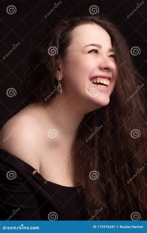 Portrait Eines Brunette Mit Dem Langen Gelockten Haar Stockbild Bild Von Reizvoll Shampoo