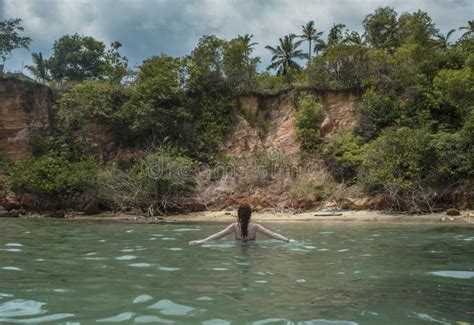 Frau Im Bikini Im Ozean Am Tropischen Strand Stockbild Bild Von
