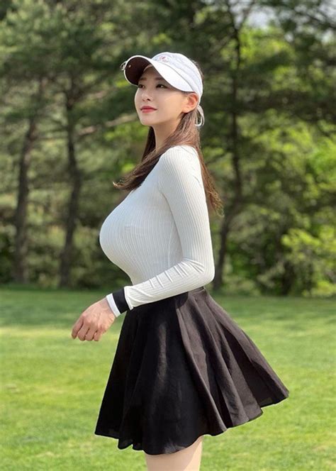 Hot girl mặc kín đáo vẫn gây sốt vì vòng ngực trên một mét