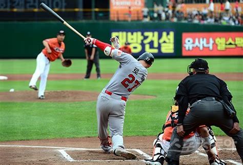 Kbo 로맥 통산 3만호 홈런볼 손쉽게 회수한 사연 네이트 뉴스