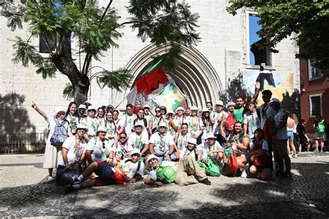 Comerciantes De Lisboa Alguns S V M Encher As Garrafas De Gua Ao