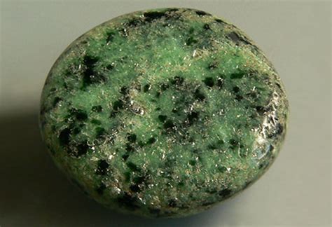 Камень цоизит: свойства и знаки зодиака, кому подходит