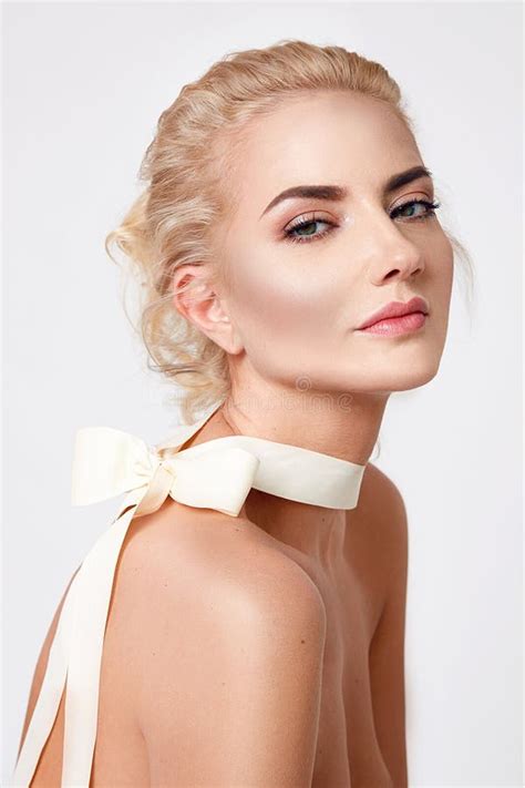 Mooie Sexy Blonde Naakte Het Lichaamsvorm Van De Vrouwen Natuurlijke Make Up Stock Afbeelding