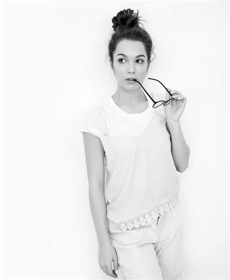 Portrait de jeune fille brune belle modèle de fille avec du maquillage nude dans des vêtements