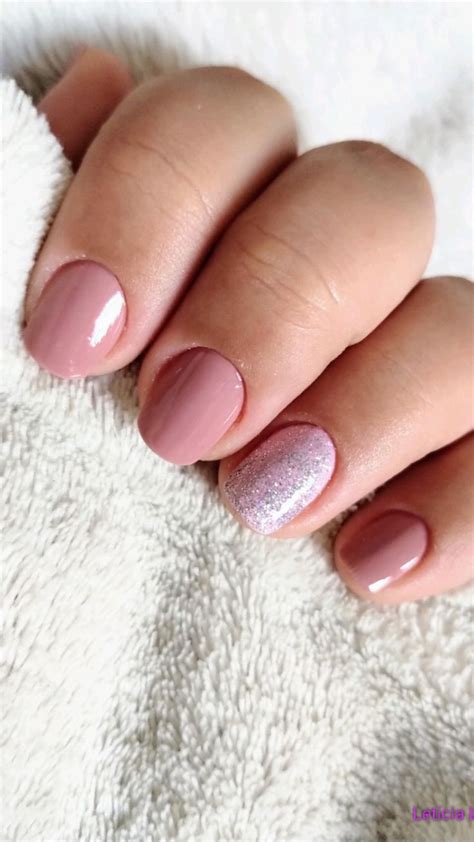Nude clássico e brilho Unhas redondas Unhas bonitas Unhas curtas