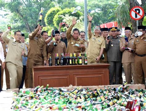 Pemkot Serang Musnahkan Botol Miras Dengan Alat Berat Berita