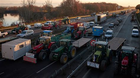 Assista Ao Vivo Agricultores Franceses Em Tratores Bloqueiam Estradas