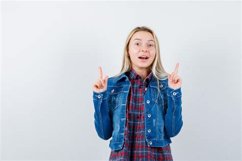 Jeune femme blonde charmante isolée Photo Gratuite