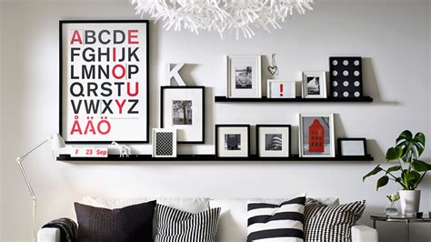 Полка для картин в интерьере - 30 фото