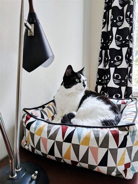 Adorable Cat Decor For A Mid Century Modern Bedroom Cat Themed