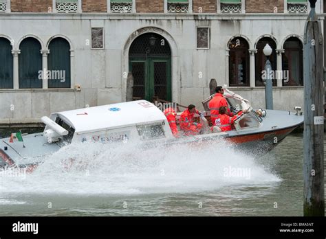 Venice Ambulance Hi Res Stock Photography And Images Alamy