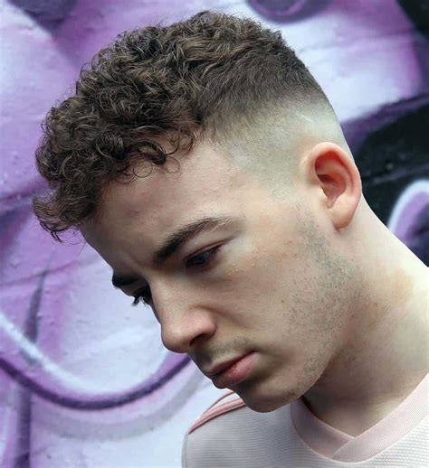 5 Model Rambut Keriting Pria Terpopuler Yang Wajib Ditiru