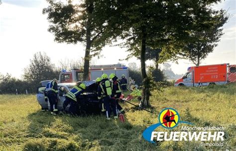 FW MG Auffahrunfall führt zur Vollsperrung der Autobahn Presseportal