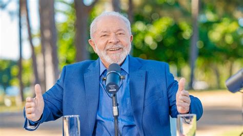 Lula critica quem fica ao celular durante reuniões e encontros