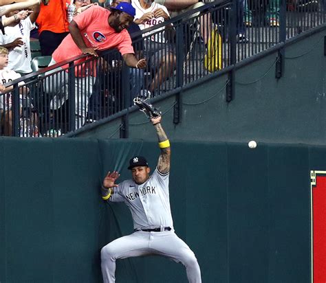 Astros Fan Breaks Up Fly Ball During Loss To Yankees Gives Incredible