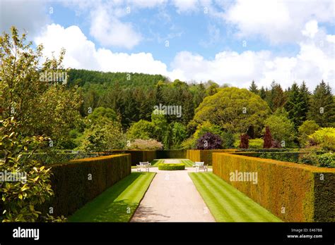 A Formal Large English Country Garden Stock Photo Alamy